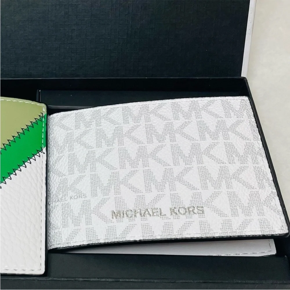 New in box Michael Kors 3 in 1 boxed white wallet set palm